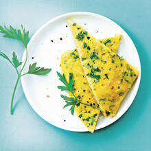 Omelette aux herbes et oignon de printemps